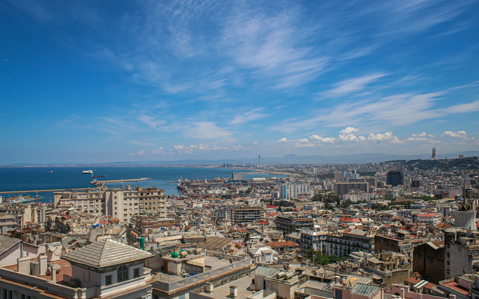 الجزائر العاصمة وخليجها على البحر المتوسط