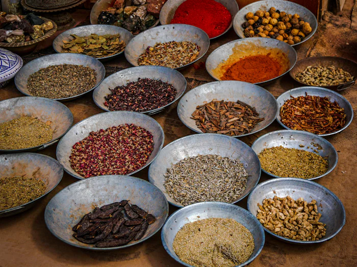 أوعية توابل متنوعة على طاولة