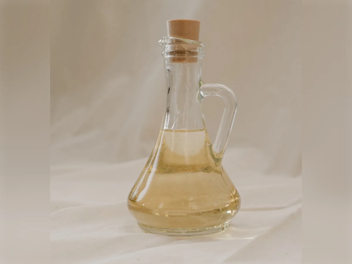 Bouteille en verre d'huile d'olive, sans étiquette, sur fond clair