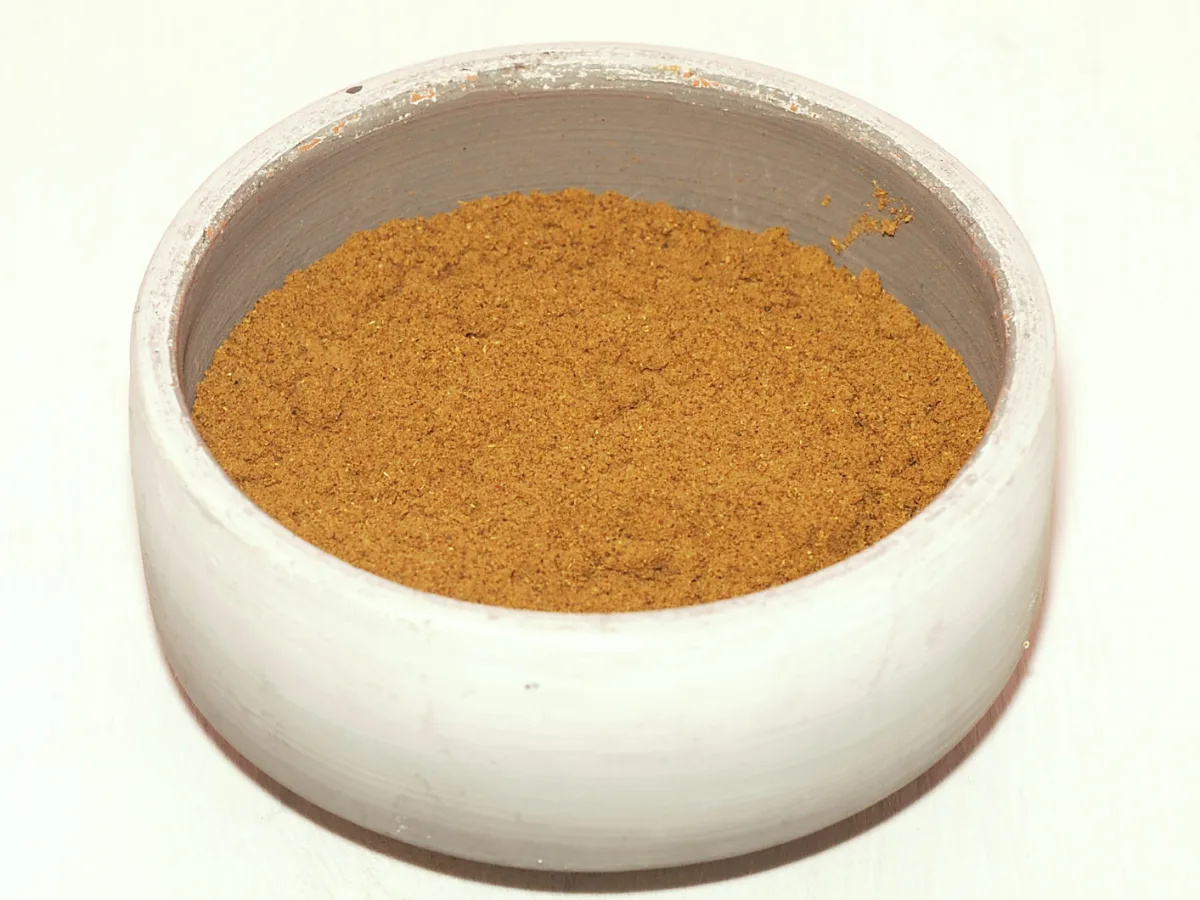 Ras el hanout en poudre dans un bol blanc